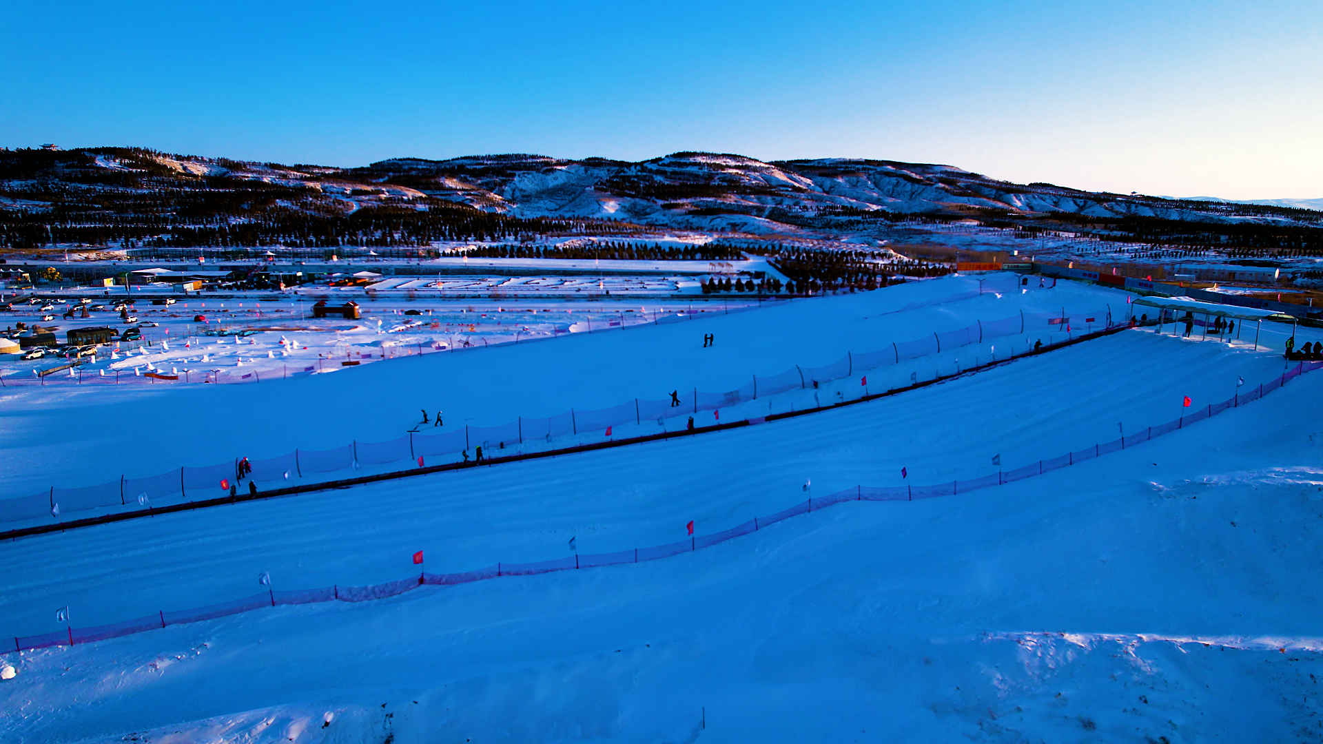 北方冬天高坡滑雪场4k航拍视频视频的预览图