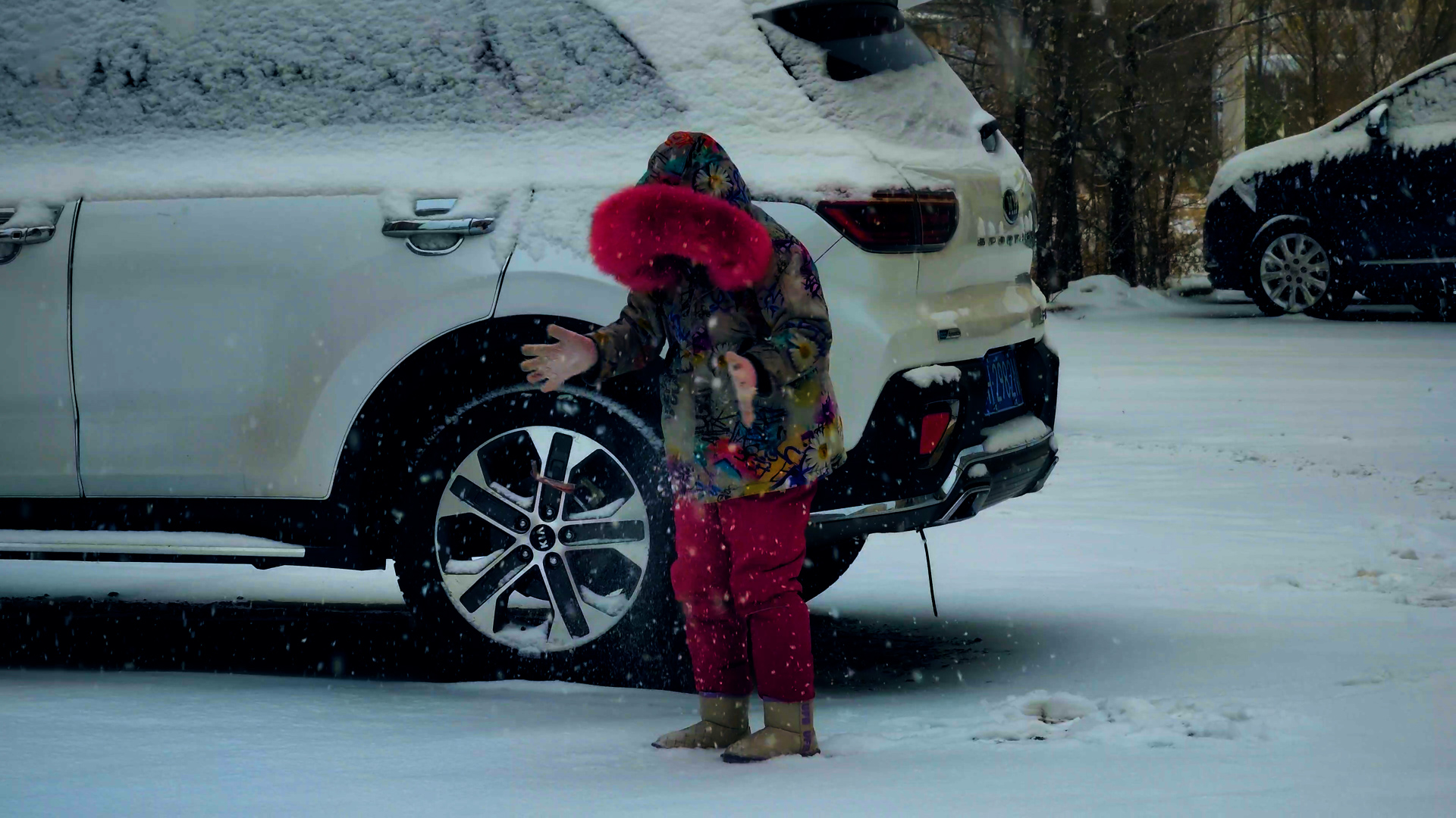 4k实拍冬天大雪中玩耍的小女孩视频的预览图