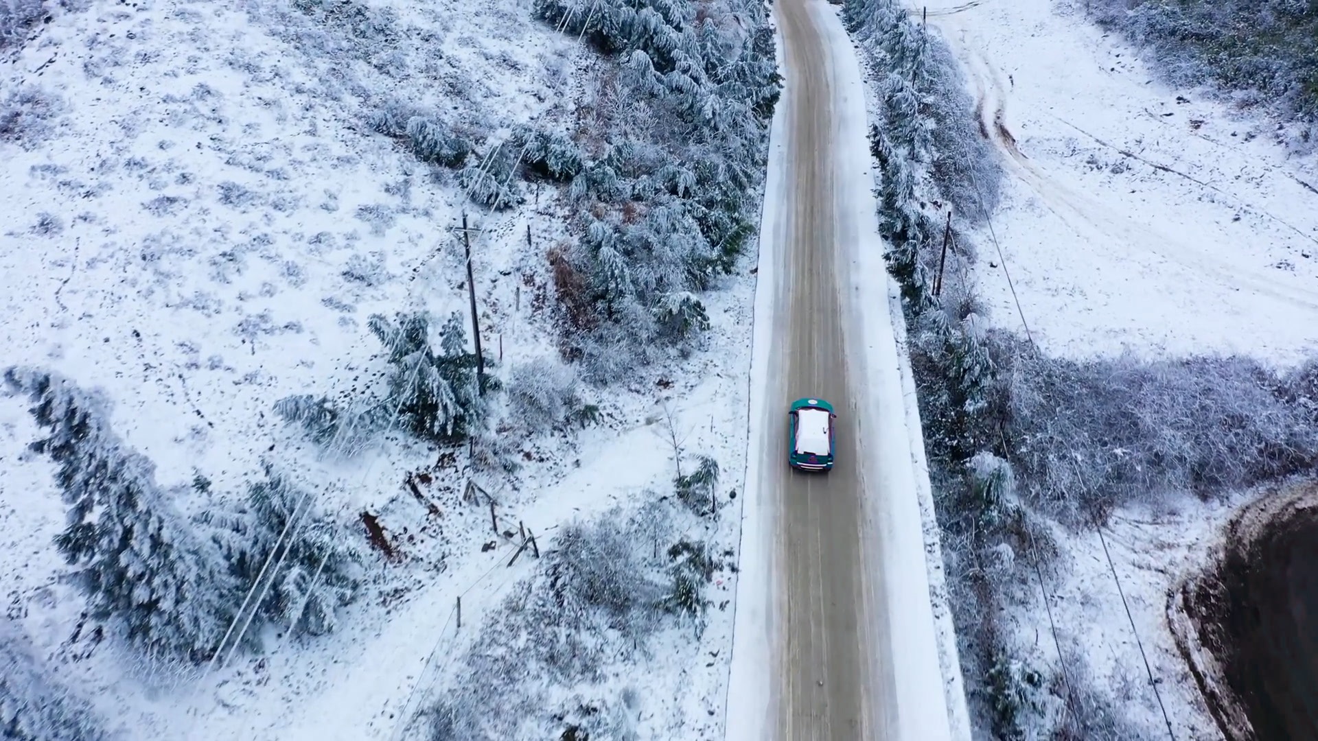 冬天雪景公路航拍视频1080视频的预览图