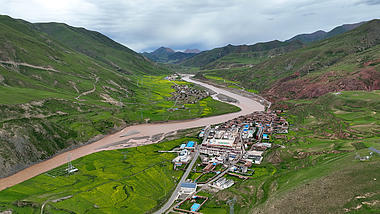 4k西藏怒江第一湾小镇自然风景航拍视频的预览图