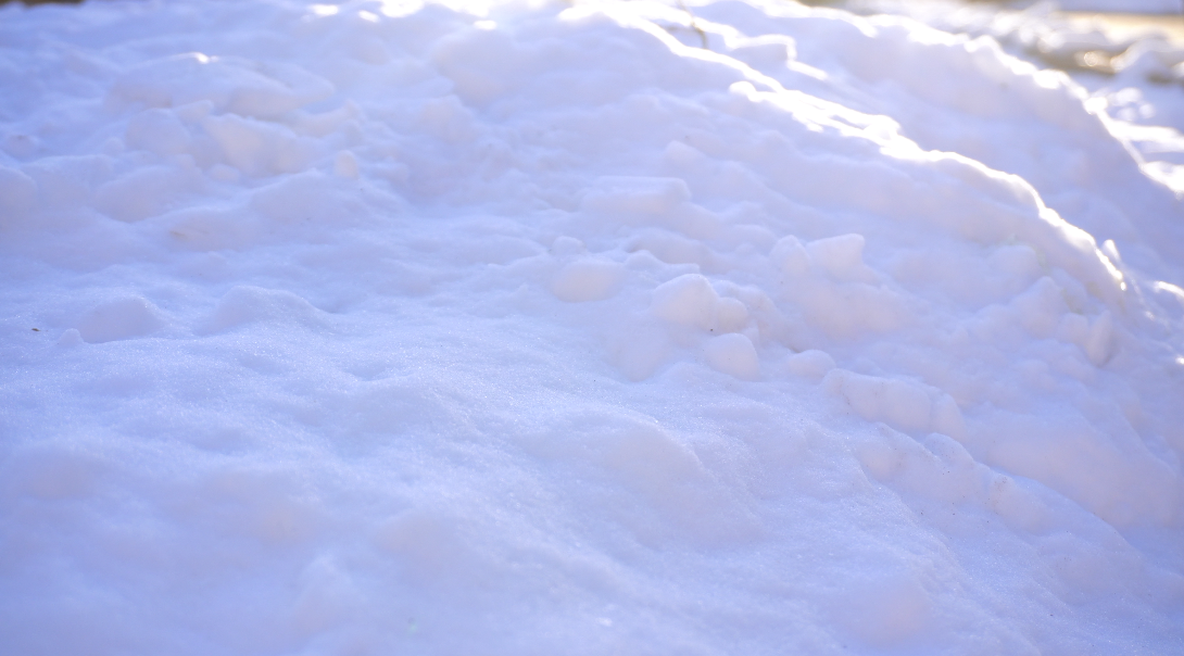 4K实拍冬天意境雪景唯美雪天空镜头视频的预览图