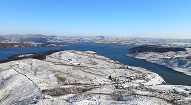 4K航拍祖国山河冬天冰天雪地风景空镜头视频的预览图