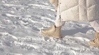 4K实拍冬季脚步走在雪地上视频素材视频的预览图