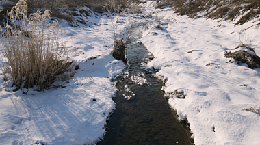 4K航拍冬天小溪河水冰河唯美意境空镜头视频的预览图