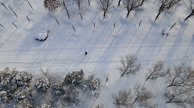 4K航拍冬天冰雪踏雪行走唯美意境空镜头视频的预览图