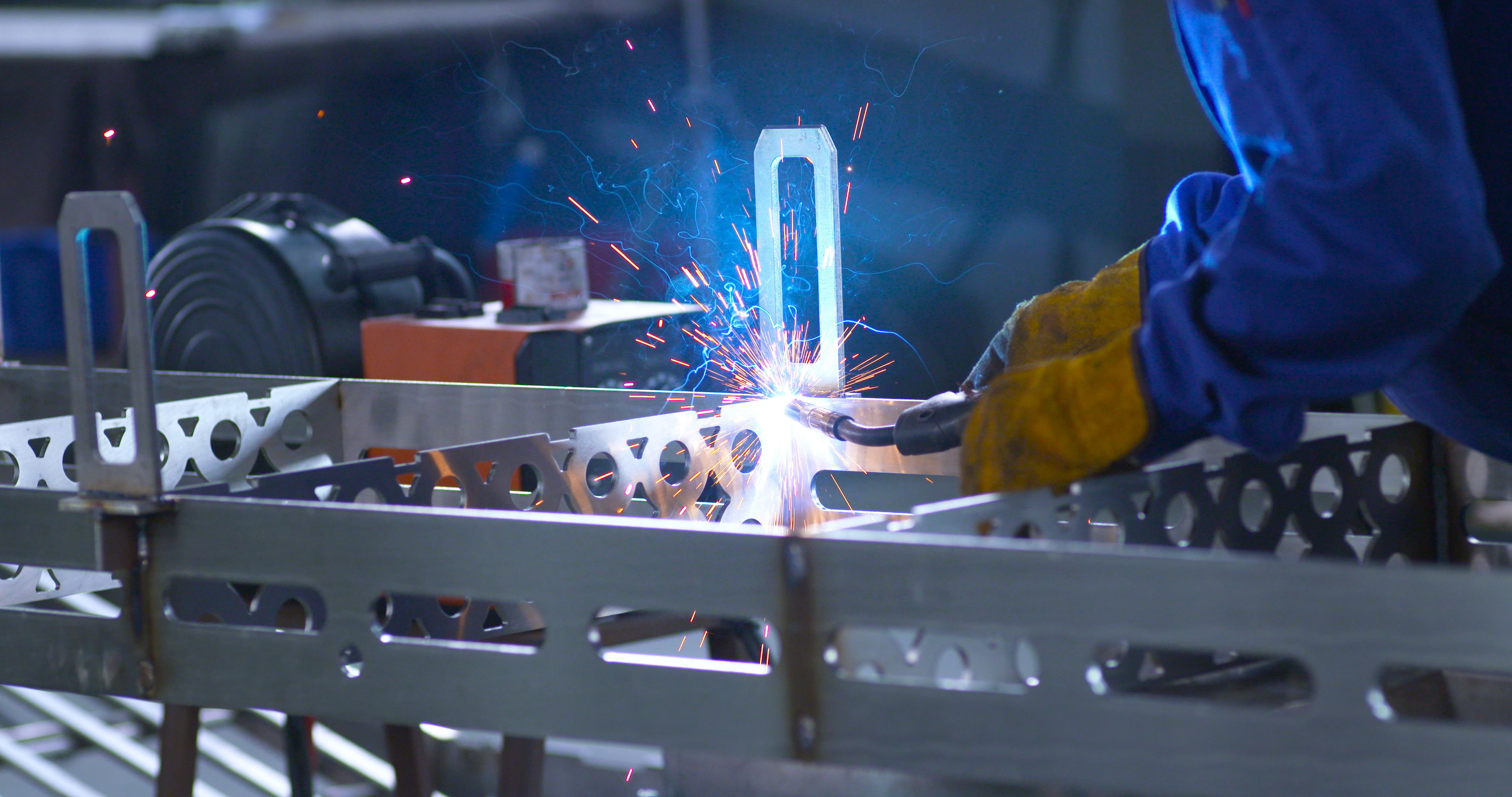 4K工厂工人焊接实拍视频的预览图