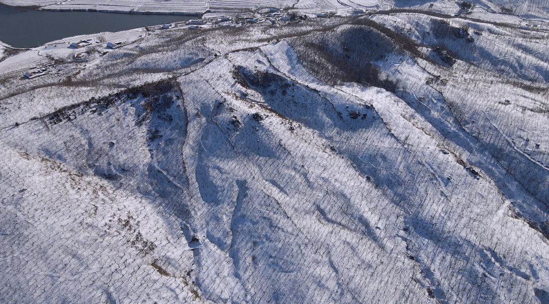 4K航拍北方冬天雪山意境实拍空镜头视频的预览图