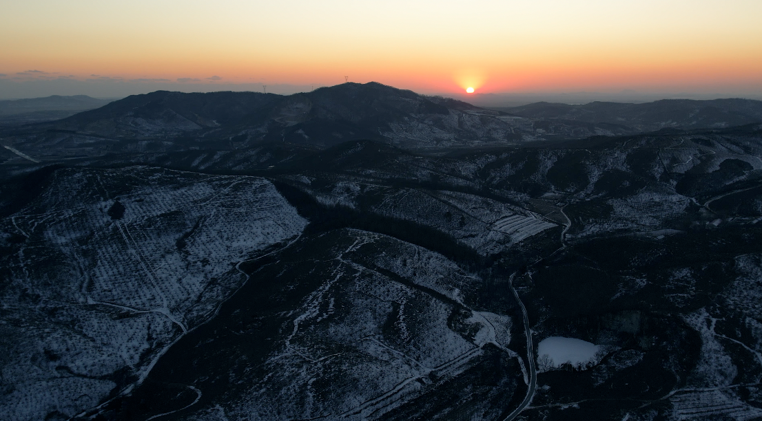 4K航拍冬天日出清晨早晨唯美雪景大山视频的预览图