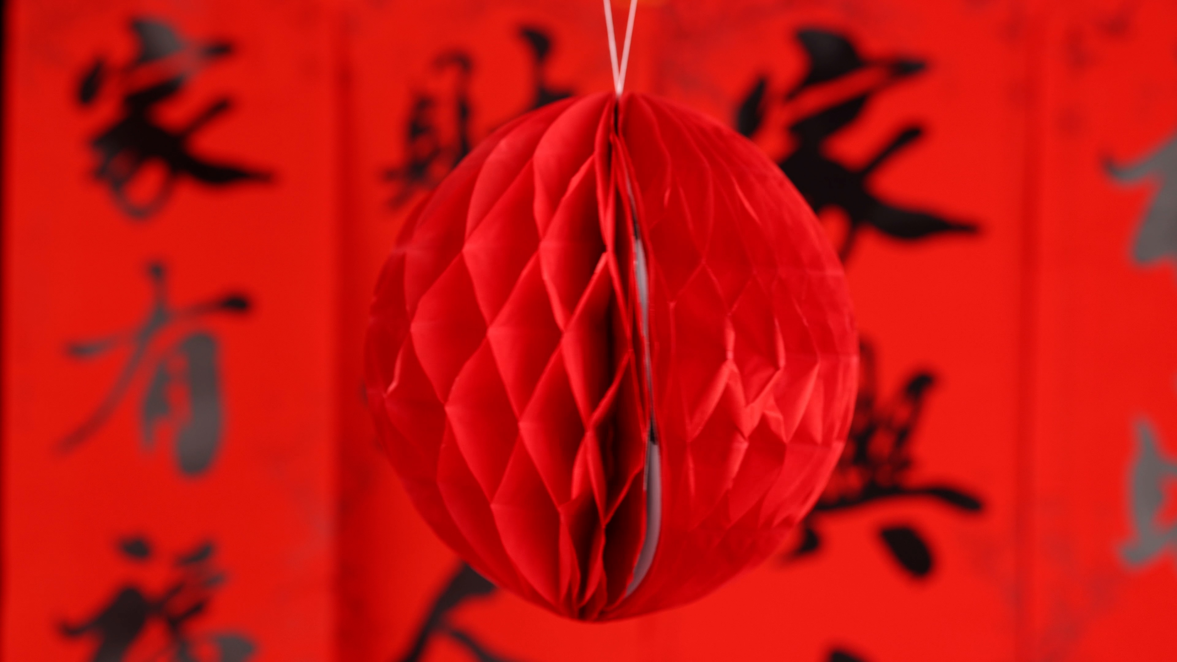 4k春节新春红色纸灯笼挂饰年味视频视频的预览图