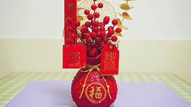 4K实拍春节新年气氛年味发财果福袋视频的预览图