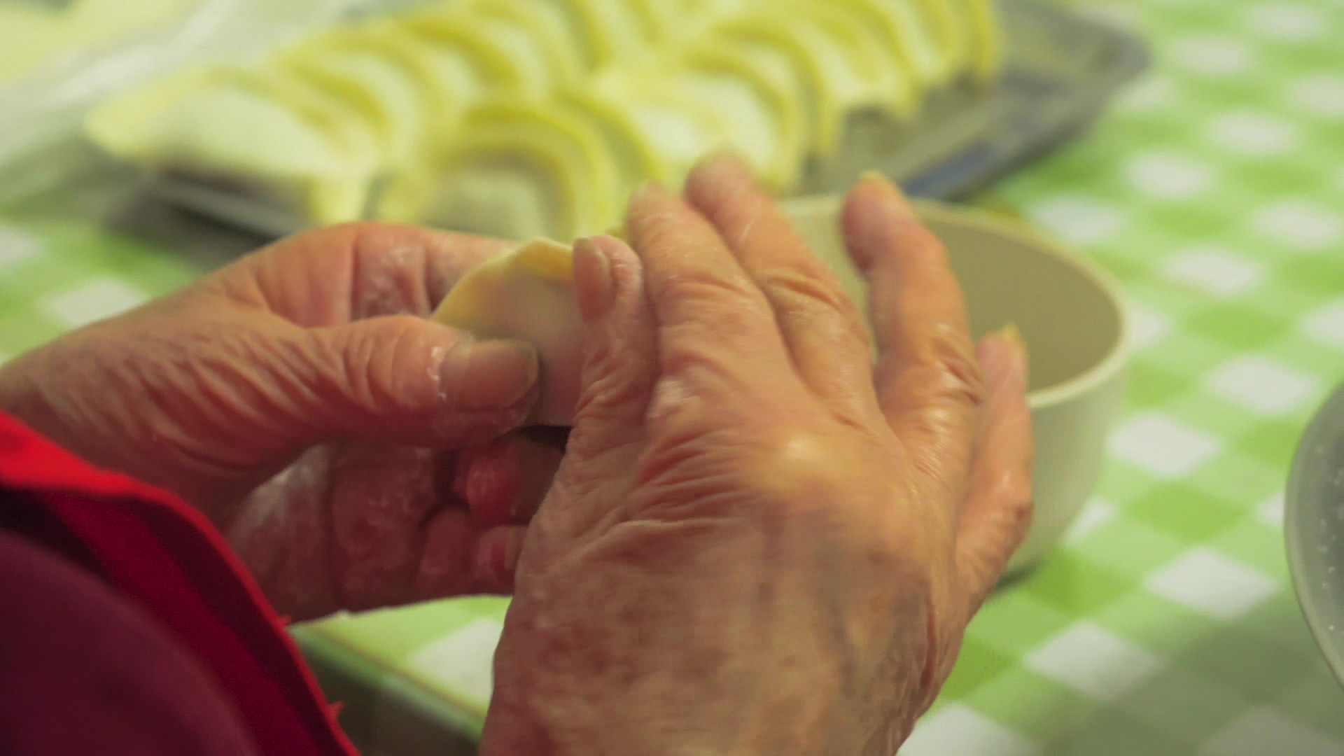 4K实拍新年氛围年味老人手工包饺子手部特写视频的预览图