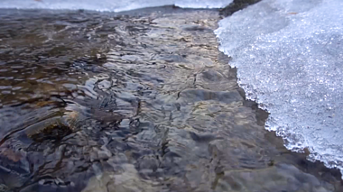 1080P实拍春暖花开冰河河流融雪化雪空镜头视频的预览图