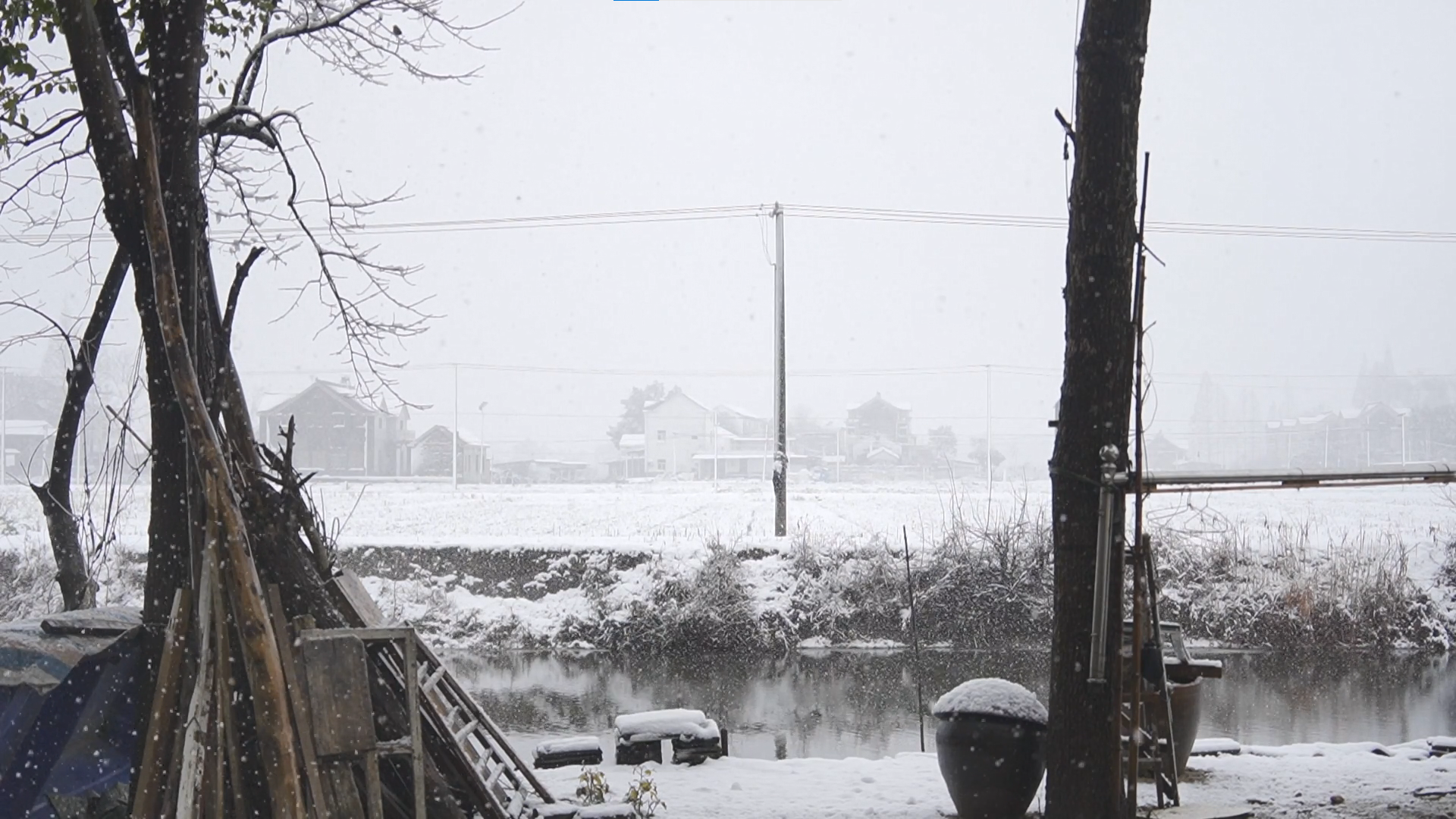 1080冬天农村下雪天门前飘雪慢镜头视频的预览图