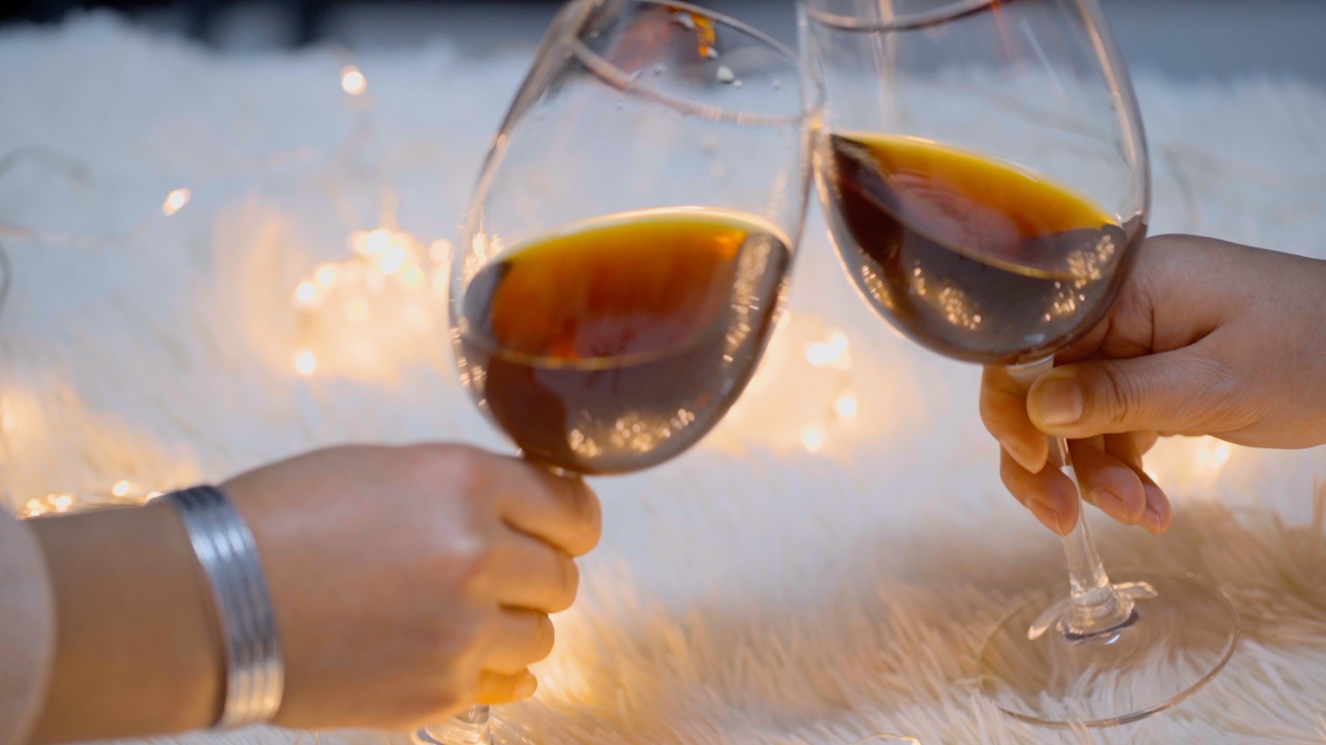 情人节情侣喝红酒碰杯浪漫氛围实拍视频1080视频的预览图