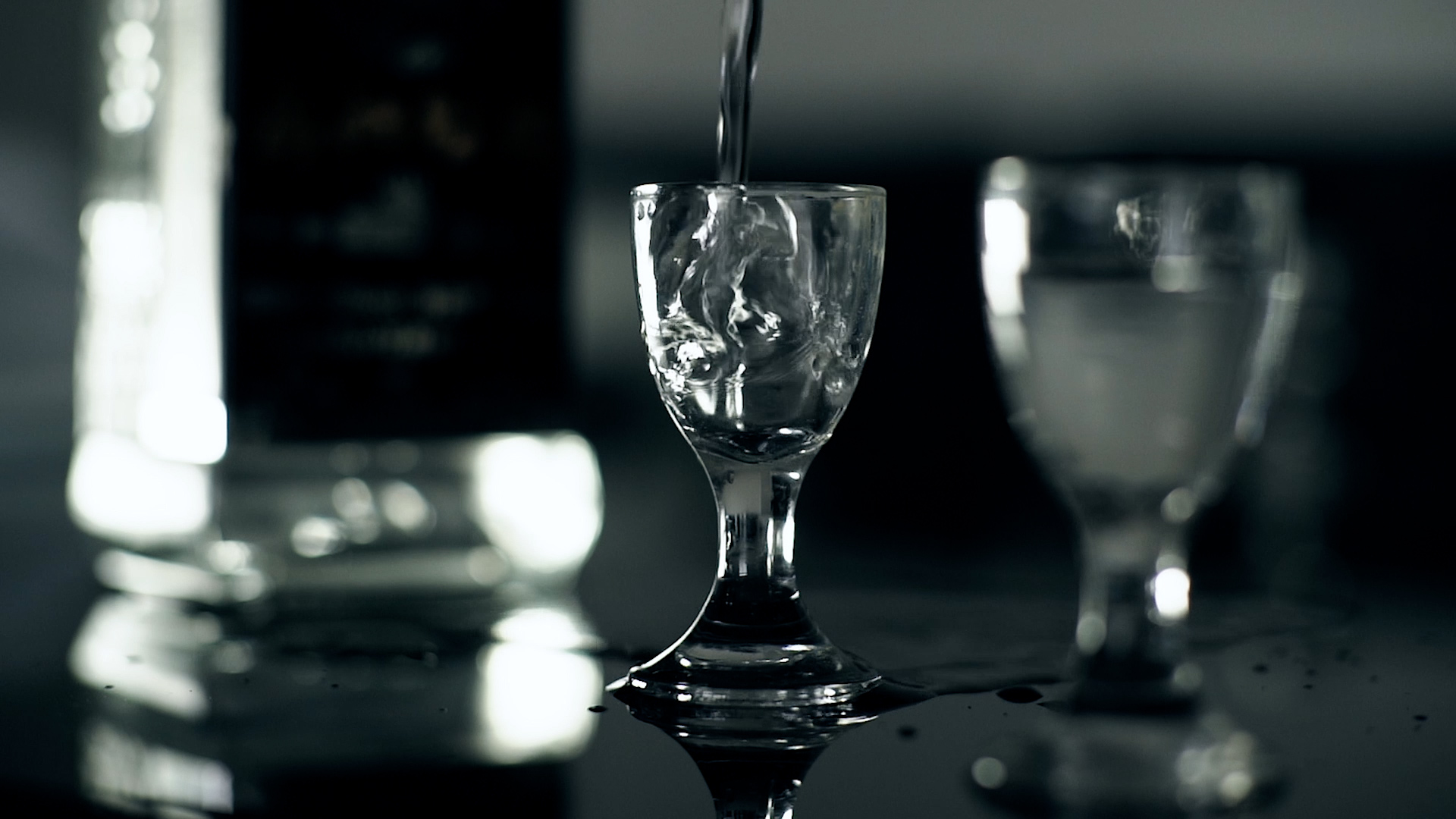 4k高清倒酒白酒广告宣传升格空镜头视频的预览图