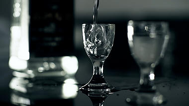 4k高清倒酒白酒广告宣传升格空镜头视频的预览图