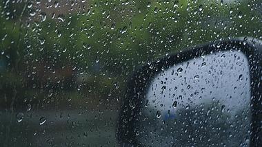 4K实拍春雨雨水打在车窗上特写雨滴视频的预览图