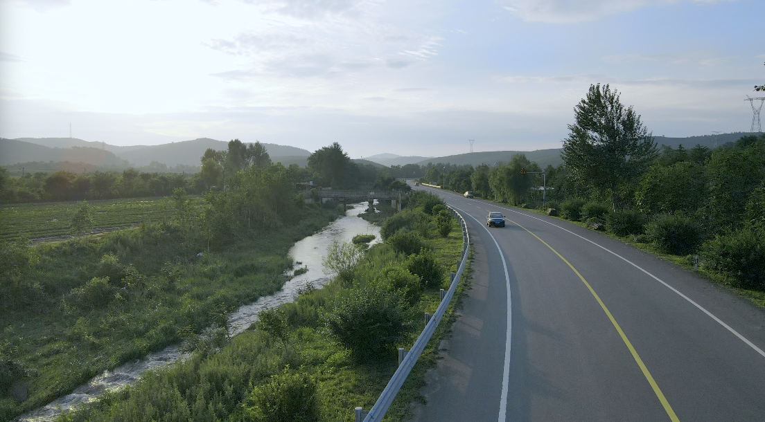 4K航拍春天公路唯美旅游空镜头视频的预览图
