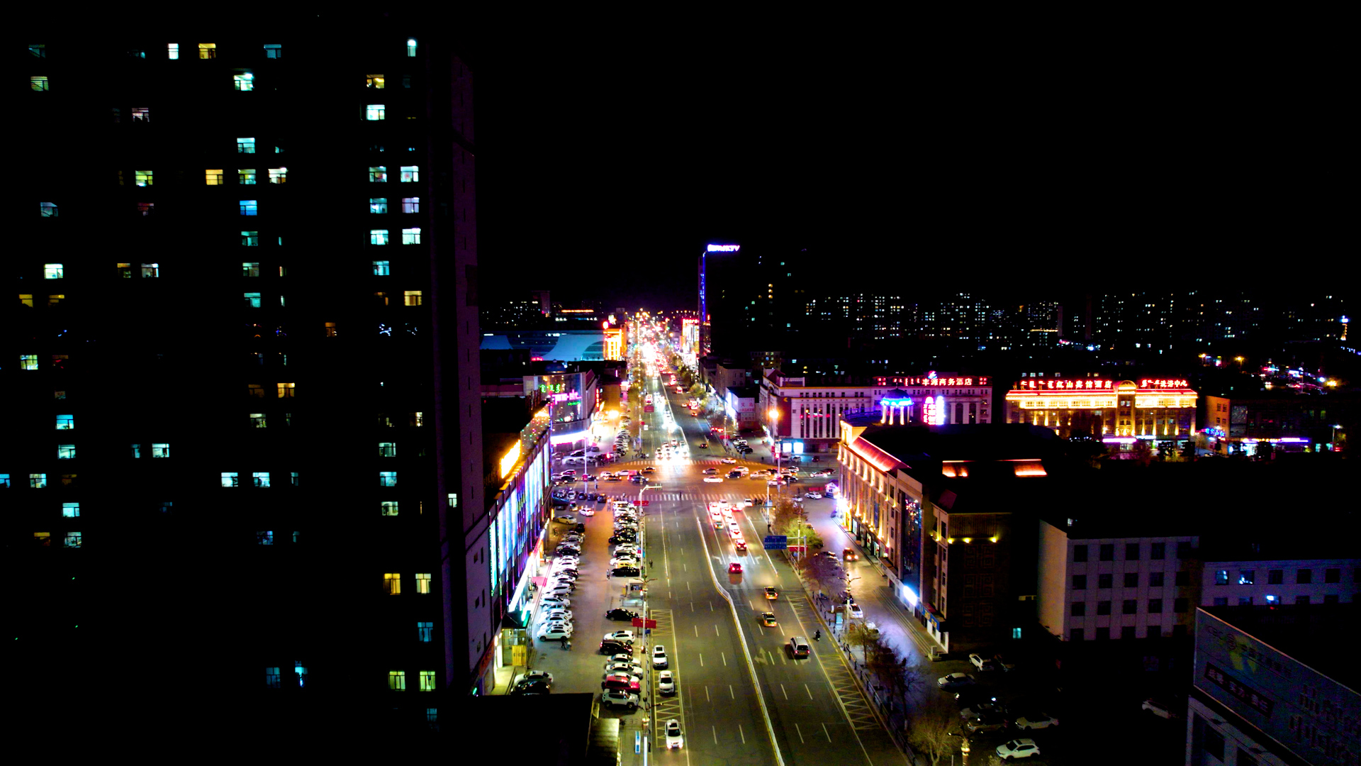 4k航拍城市夜景街道楼房视频的预览图