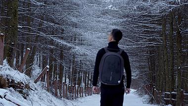4k移动拍摄雪中行走的背影视频的预览图