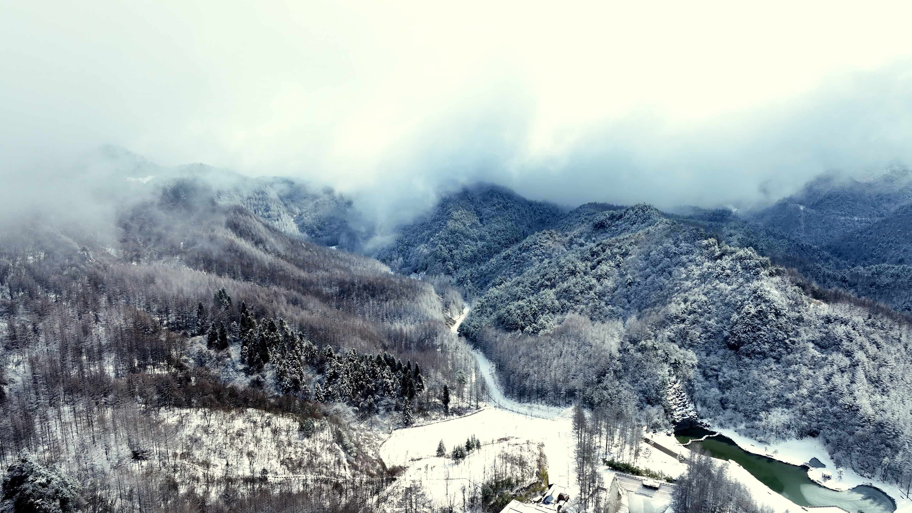 4k航拍雪山中的大山风景视频的预览图
