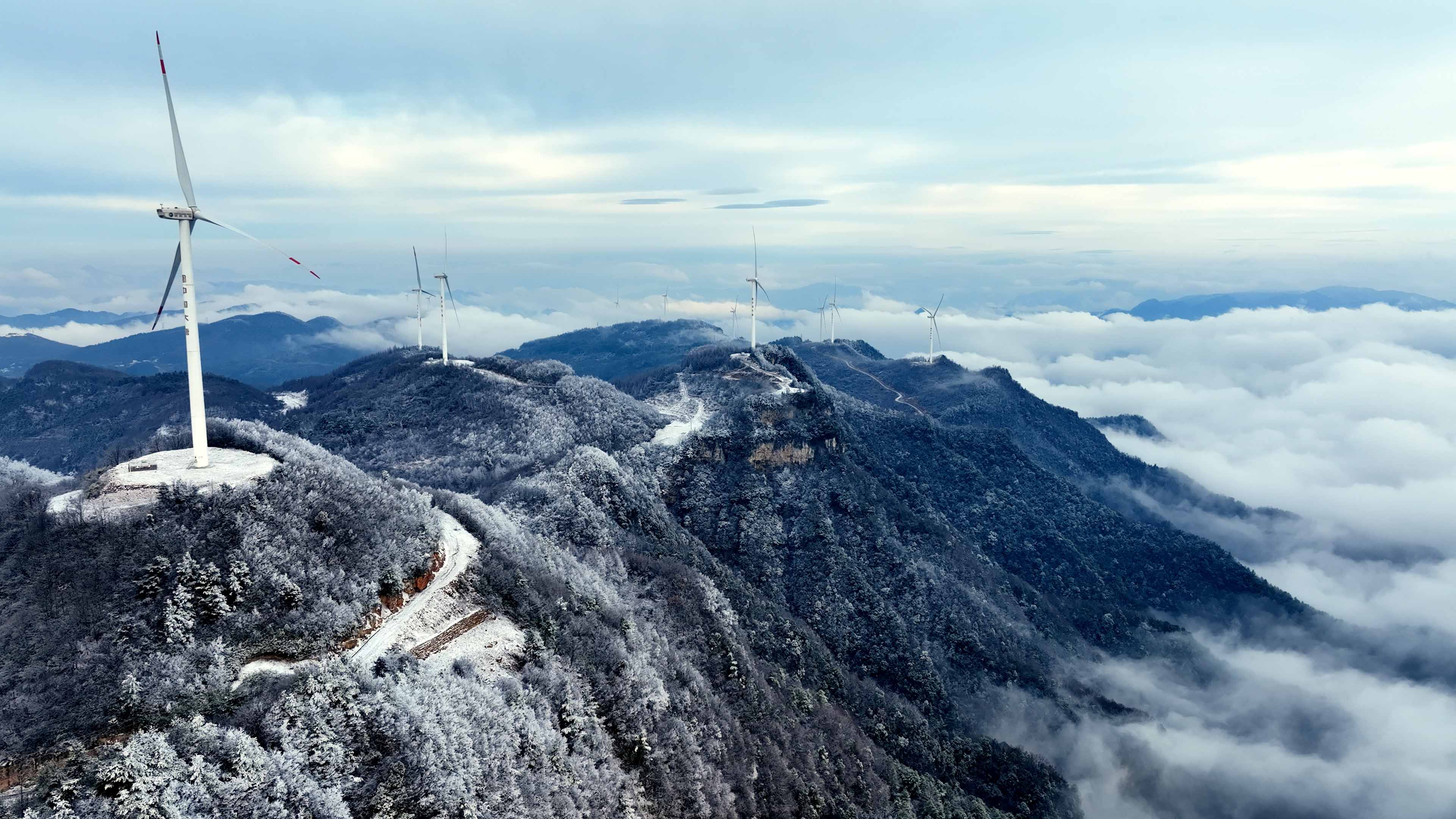 4k航拍雪山中的风力发电视频的预览图