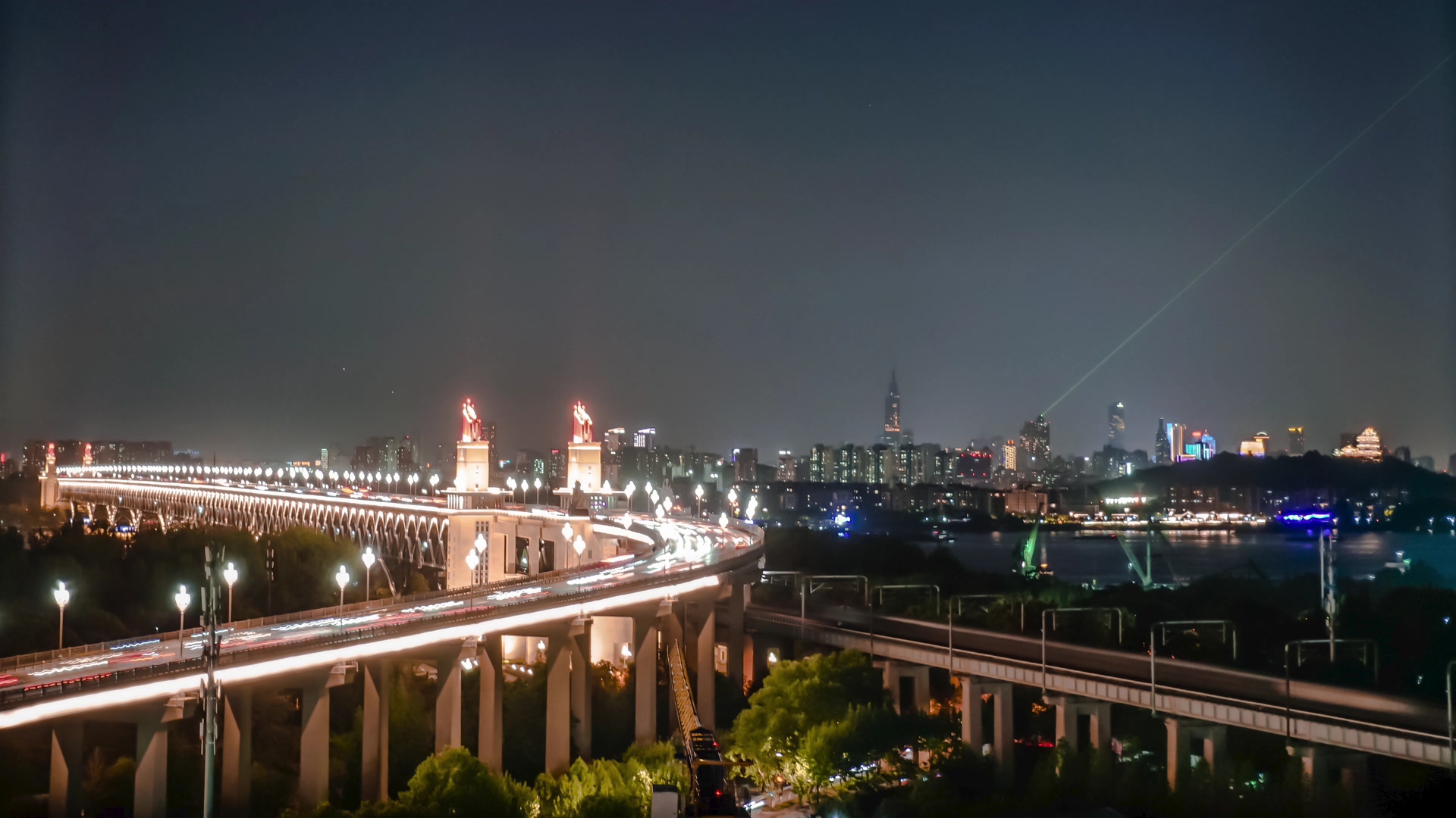 4K实拍城市夜景南京长江大桥夜景车流延时视频的预览图