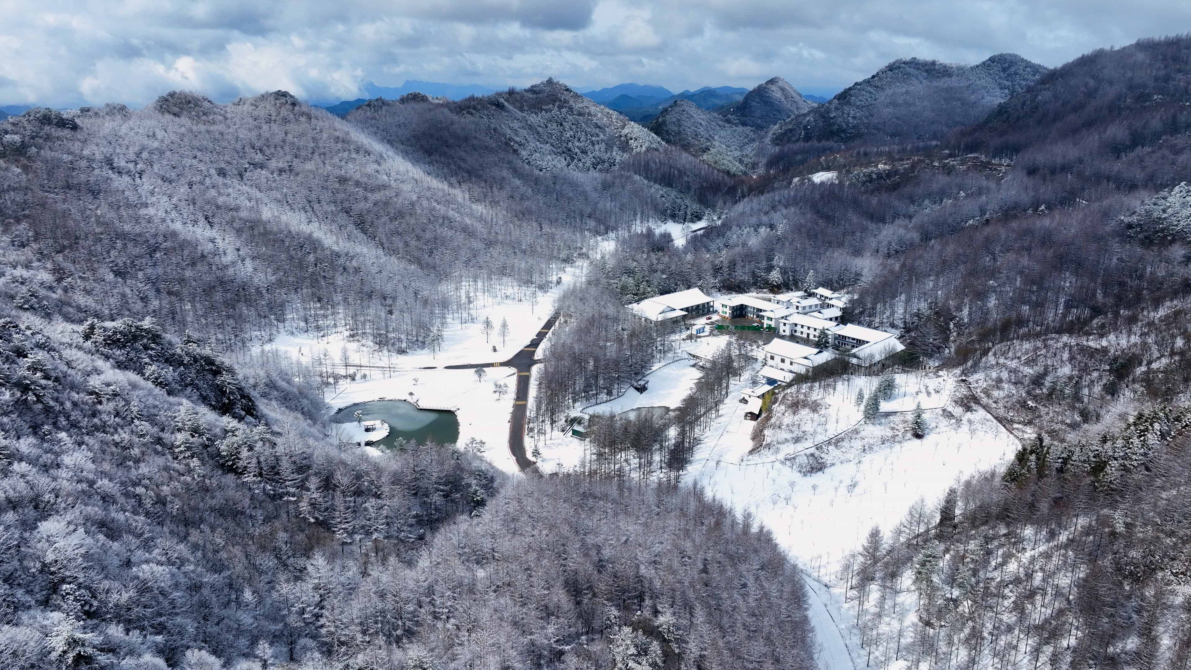 4K航拍雪景中的大山视频素材视频的预览图