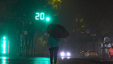 4K实拍城市夜景雨夜打伞过马路升格慢动作视频的预览图