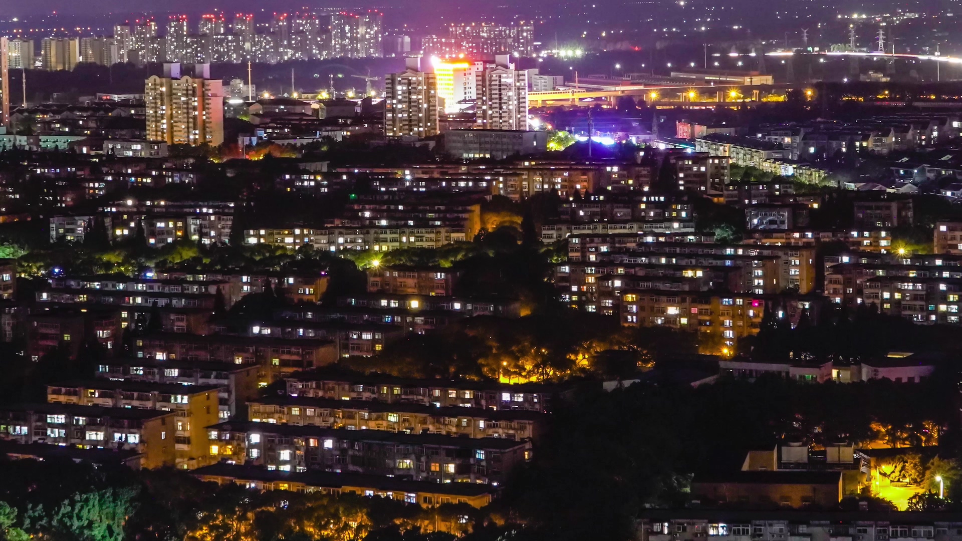 4K实拍城市老城区夜景万家灯火延时视频的预览图