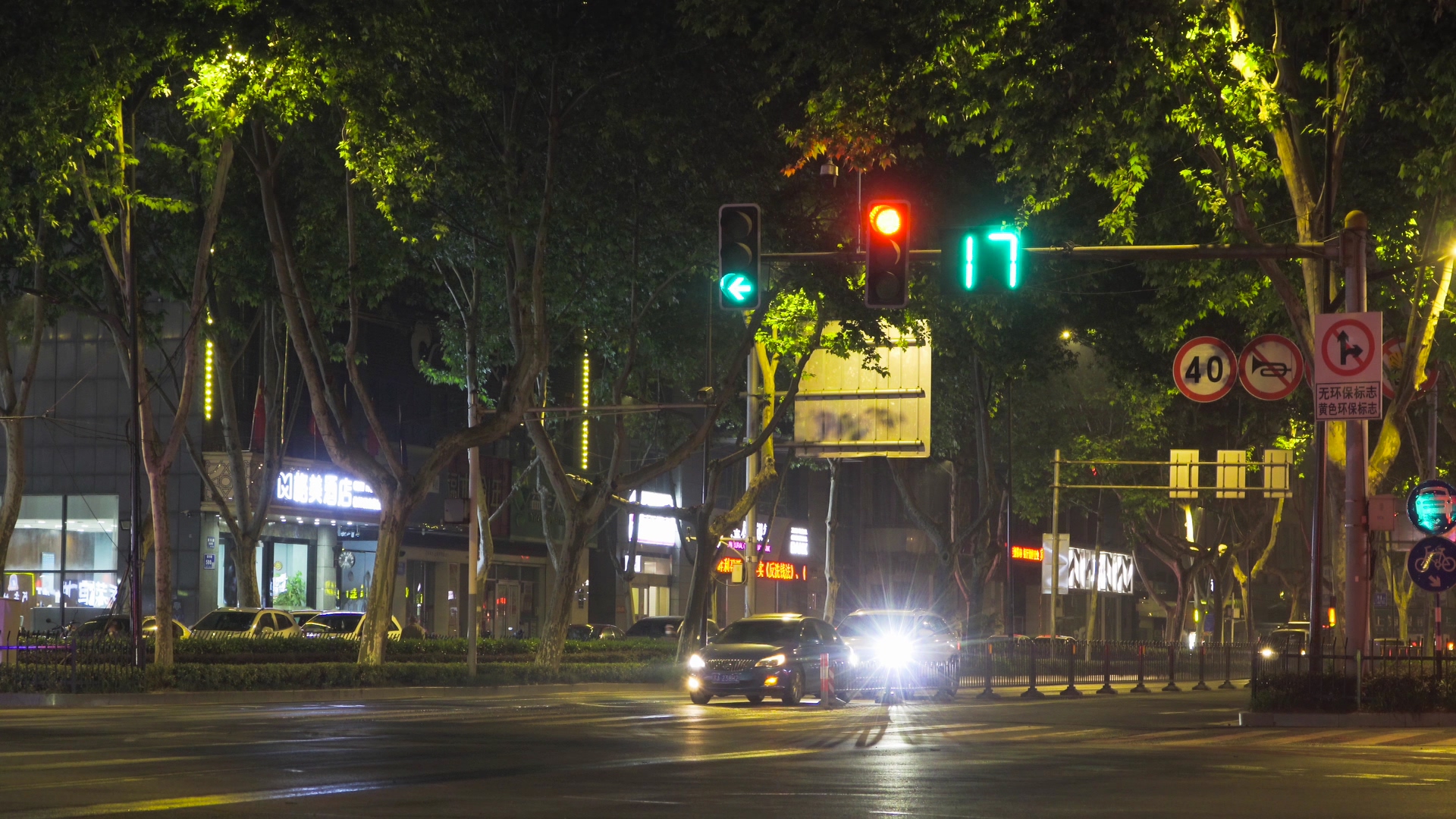 4K实拍城市夜间交通路口车流视频的预览图
