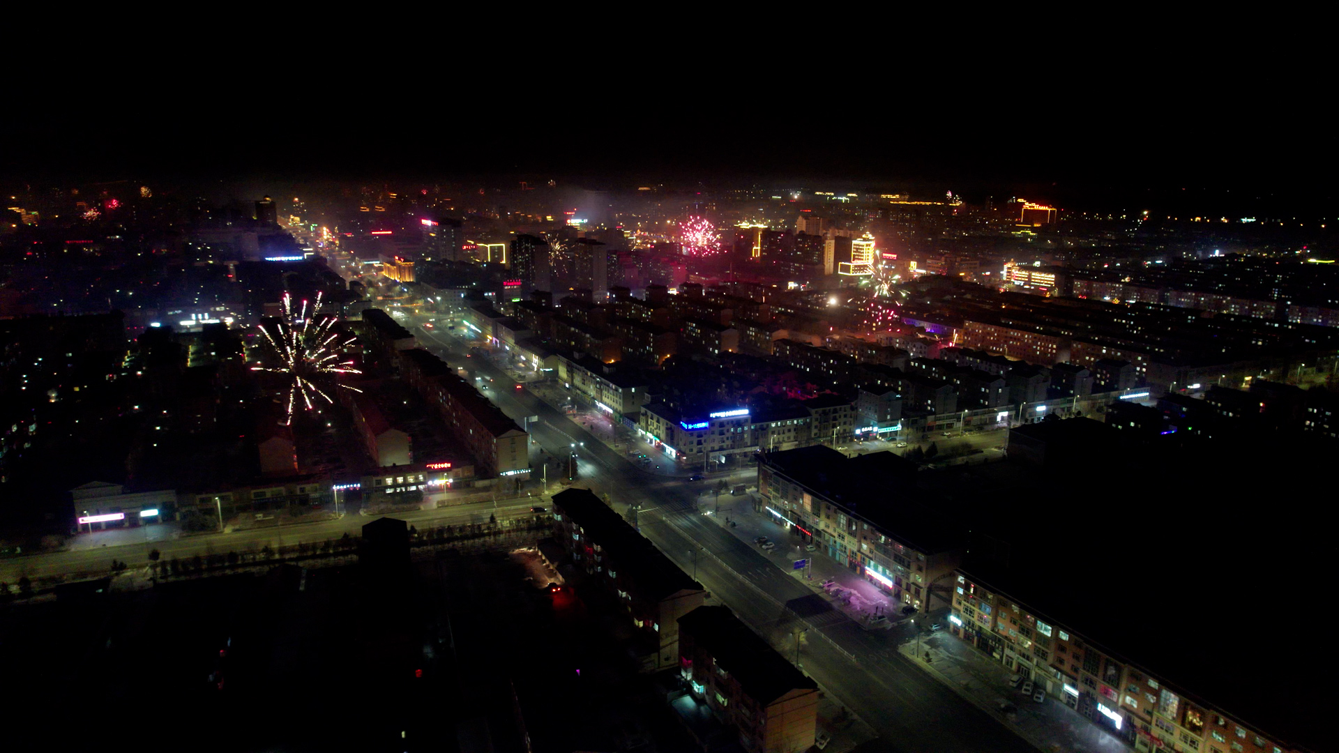 4k航拍春节燃放烟花城市夜景视频的预览图