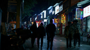 4k实拍城市夜晚街道行人店铺招牌街景视频的预览图