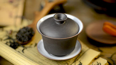 实拍中式木桌上的盖碗茶视频的预览图