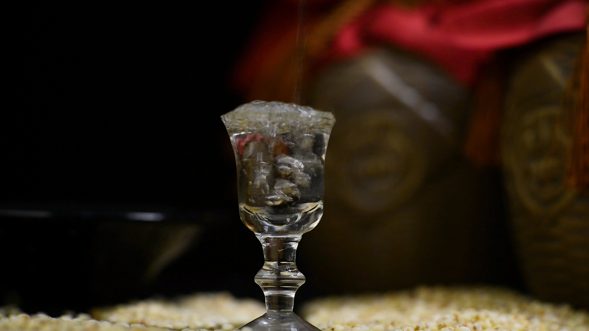 实拍1080P古风高粱酒入杯视频的预览图