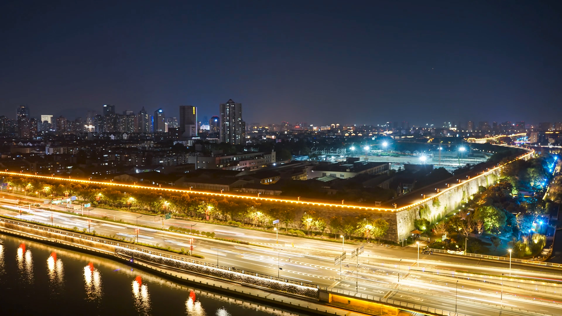 4K实拍城市高架立交桥夜景车流延时摄影视频的预览图