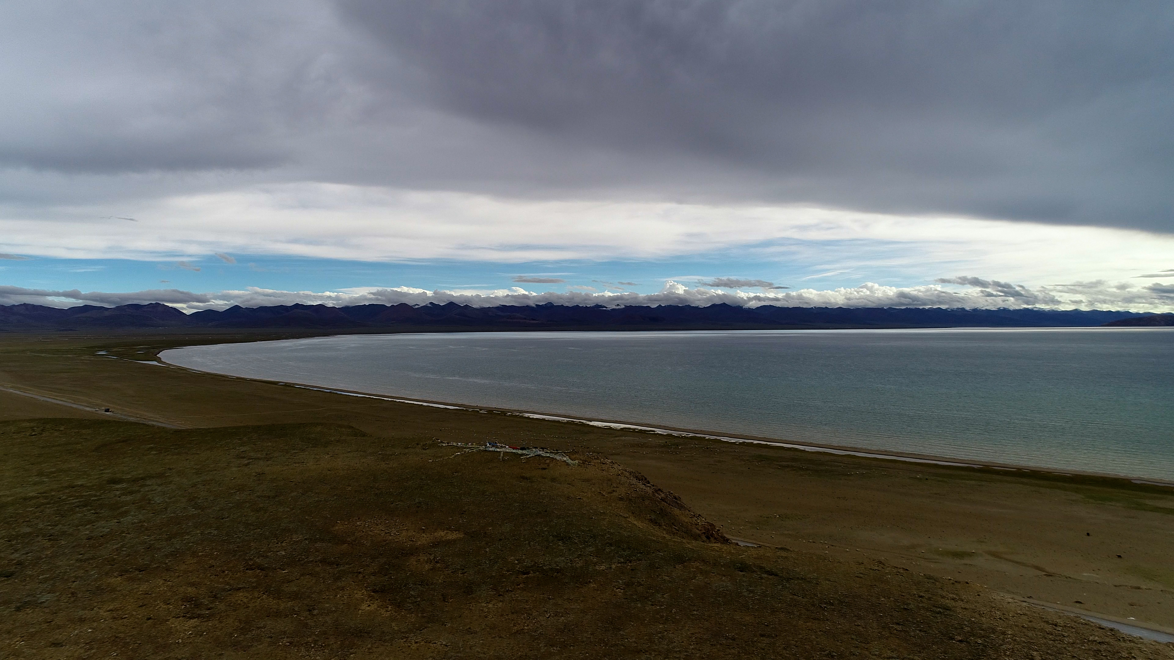 4k航拍西藏纳木错夏季湖边山坡草原风景视频的预览图