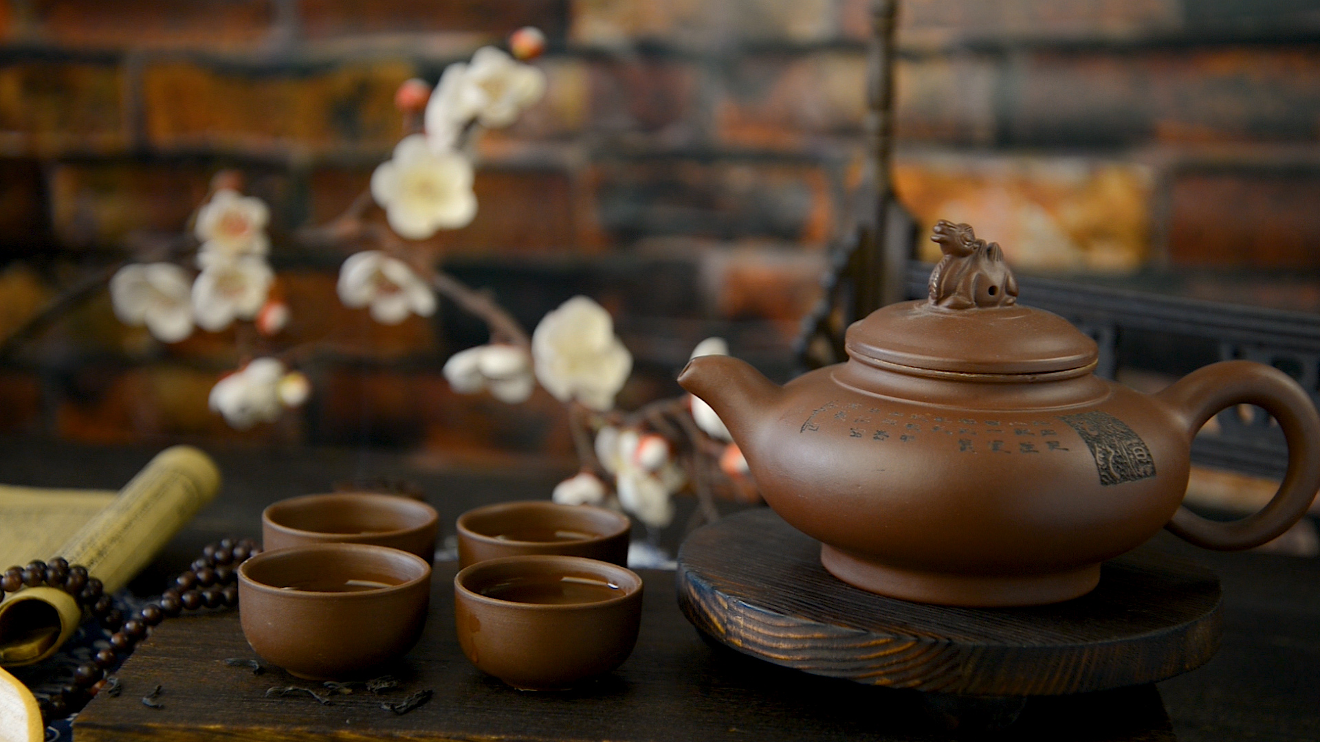1080实拍中式木桌上的茶壶与茶杯视频的预览图