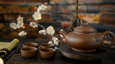 1080实拍中式木桌上的茶壶与茶杯视频的预览图