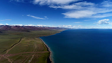 4k航拍夏季西藏念青唐古拉山下的纳木错湖视频的预览图