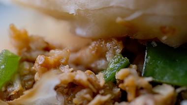 西安美食肉夹馍特写实拍视频1080视频的预览图
