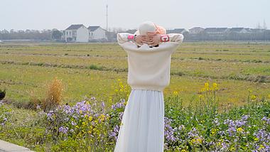 春季女孩户外踏春游玩拥抱大自然背影实拍视频1080视频的预览图