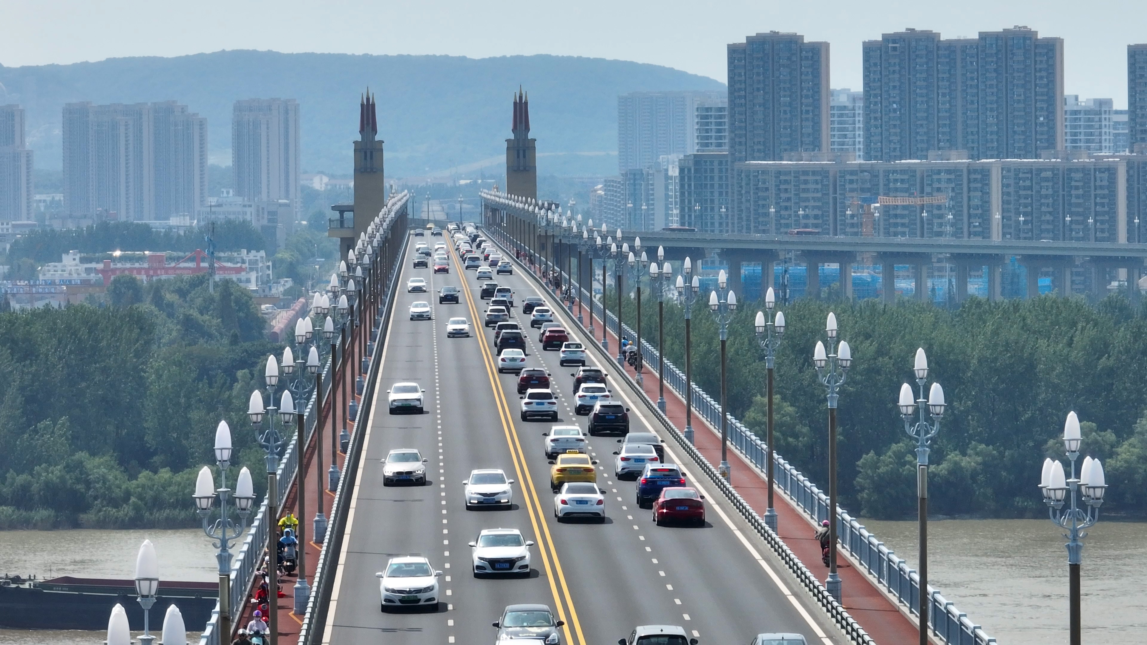 4k航拍立交桥移动拍摄城市交通车水马龙视频的预览图