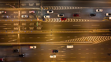 4k航拍城市交通车水马龙夜景视频的预览图