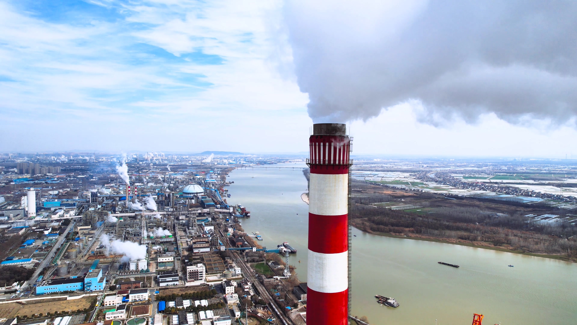 4K航拍大烟囱污染排放环境污染视频的预览图