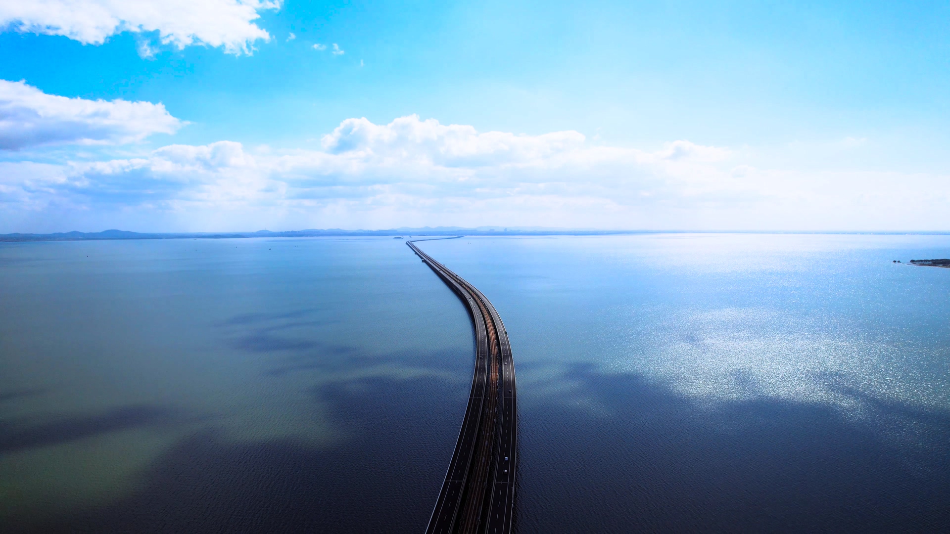 4K航拍天空之境南京石臼湖特大桥石臼湖视频的预览图