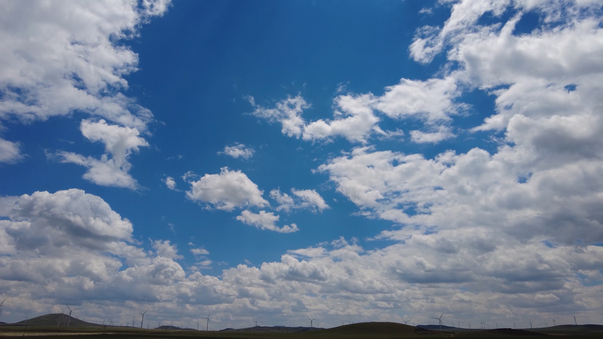 4k延时拍摄草原上空云海飘移天空视频的预览图
