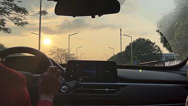4K实拍城市日落马路汽车窗外的风景视频视频的预览图