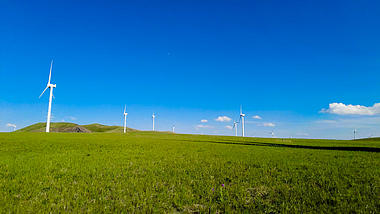 4k实拍春天阳光下的千里草原风力发电机视频的预览图