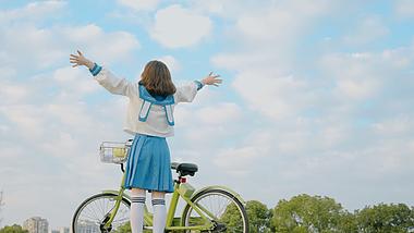 清新自然女孩郊游骑车拥抱自然背影实拍视频1080视频的预览图